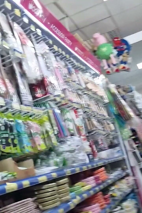 Tour De Tienda En Globos: Admirando Globos Gigantes, Látex Brillante Y Provocación Sensorial