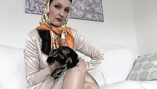 Başörtüsünde mastürbasyon yapıyor ve sahibenizin kürkünü meme uçlarında hissediyor, Lady Victoria Valente