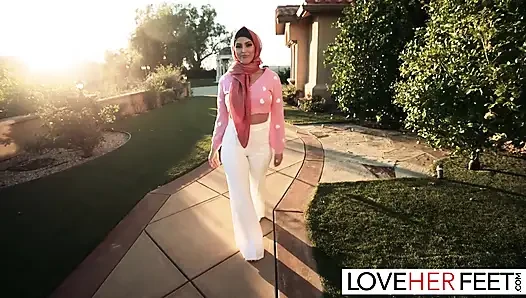 Инструкция по на улице соблазняет ступнями латины-красотки Sophia Leone