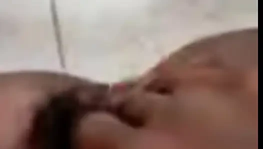 Gadis cantik india yang lagi sendirian pamer memek