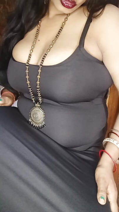 Indian bbw wife showing her figure clear hindi audio fantasy