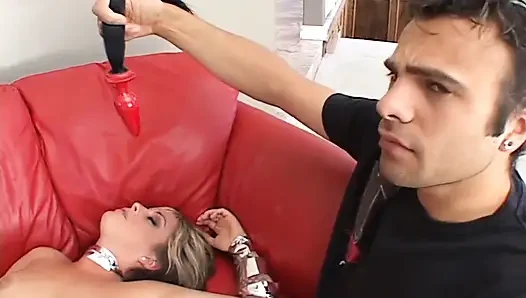 Blondes schätzchen bekommt ihre muschi geleckt und gefingert