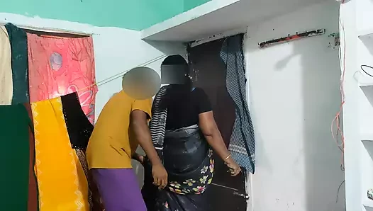 Ich umarmte die tamilische stiefmutter und hob sie hoch und hatte heißen sex mit ihr.