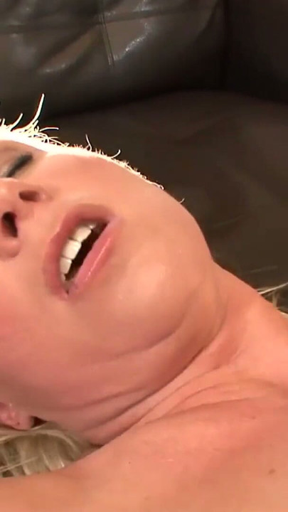 Tief in die feuchte Pussy den Schwanz gesteckt | Clip 2