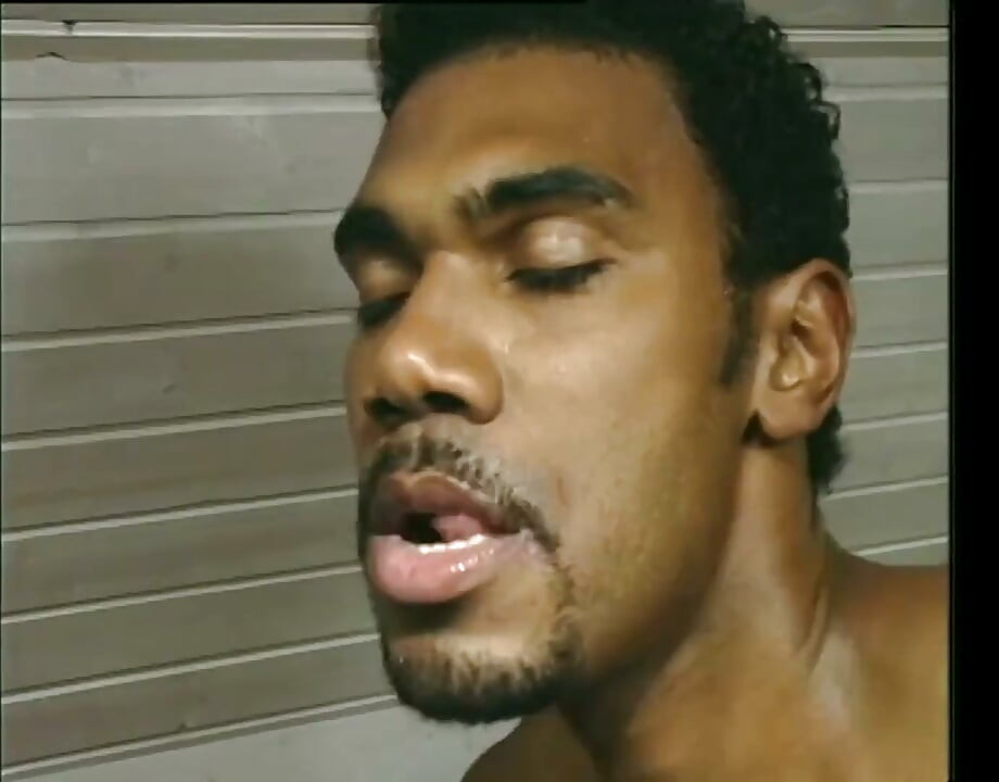 Une MILF mignonne baise une bite noire dans la salle de bain