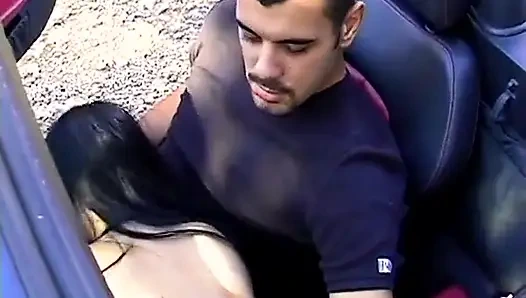 Горячая молодая брюнетка делает автостопщице специальную поездку