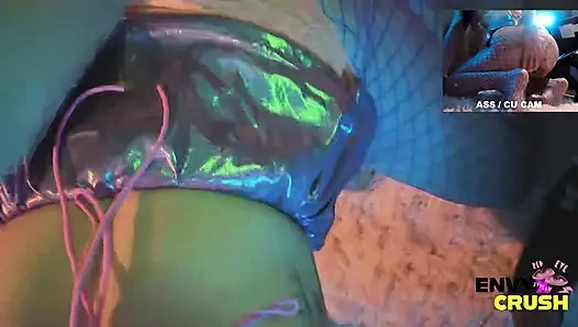 Gadis gamer dengan stoking jala lagi asik berlutut