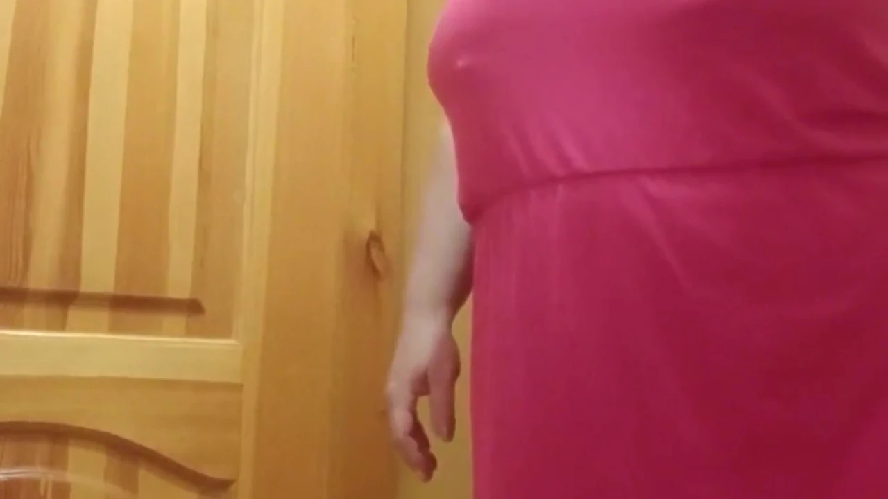 Bir komşu ziyarete geldi ve sikimi emiyor ağzıma boşalıyor
