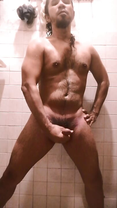 ชายชาวเอเชียช่วยตัวเองในห้องอาบน้ํา