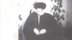 Fekete-fehér film kanos apácával