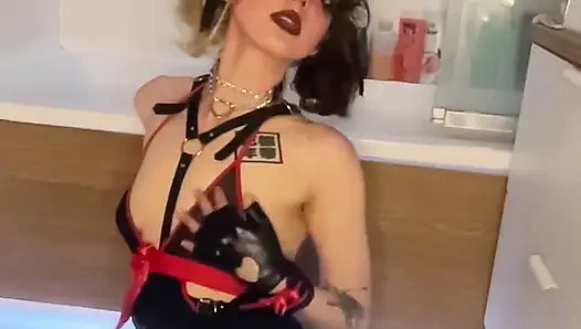 Sevimli küçük şeytan banyoda kendini gösteriyor