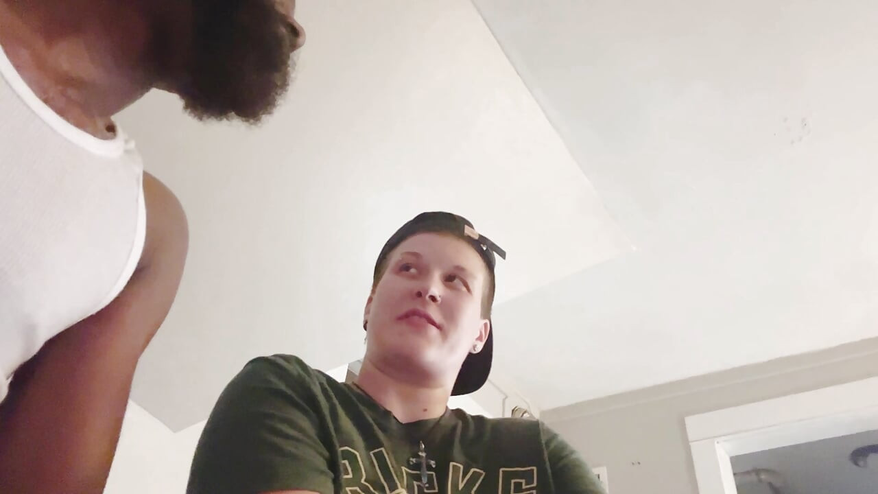 Očuh jebe prijatelja svog sina i sviđa joj se njegov veliki crni kurac
