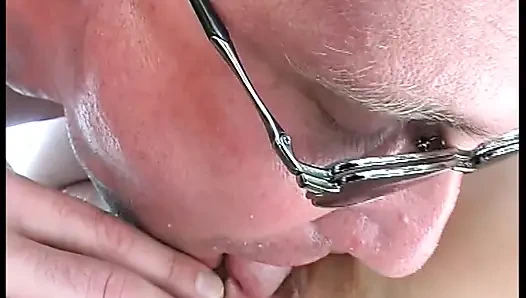 Lustvolle schlampen ergeben sich den größten schwänzen der stadt (kompletter porno-film)