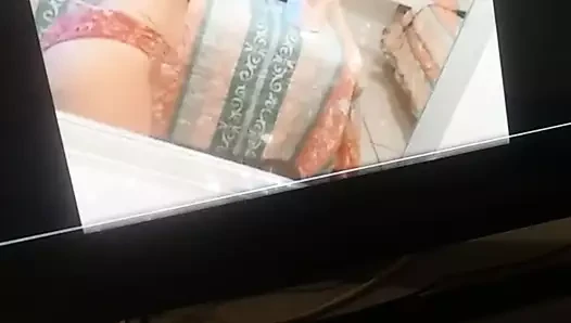 Mastürbasyon izlerken lezzetli bir arkadaşın kıçını