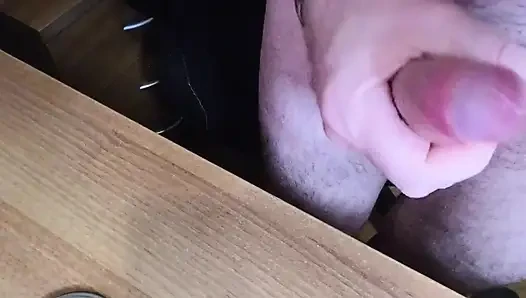 Romano sert adam senin için mastürbasyon yapıyor ve çok boşalıyor