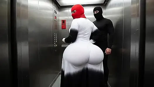 Tetanggaku lagi twerking pantat bahenolku di dalam lift