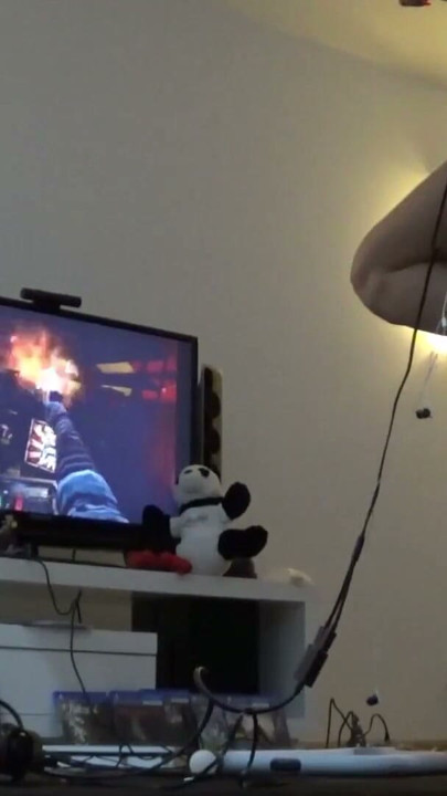 Spiller et horrorspill på ny PlayStation 4 VR med søstrene | Klipp 1