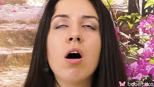 Katty west ist mit uns zur tea-zeit, als sie geil wird und sich nackt aus zieht, um zu spielen