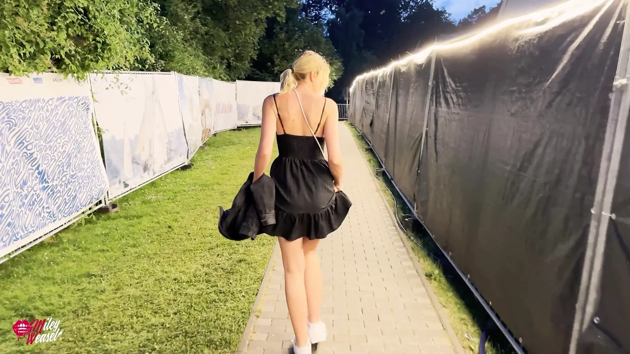 金发荡妇在民谣节上被拖拽, 还在雨中做爱! !