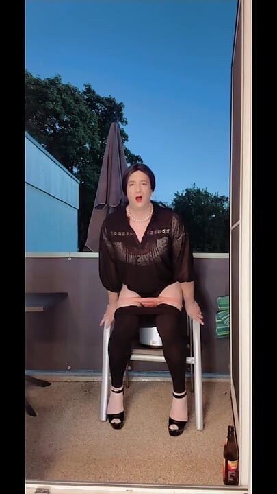 Sissy zadirkuje i jaše dildo na balkonu