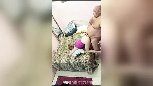 24------ YAŞıNDA VE DÖRT AYAK ÜSTÜNDE OLMAYı BÖYLE SEVIYOR