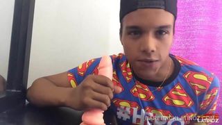 Twink latino Jason streelt met een dildo