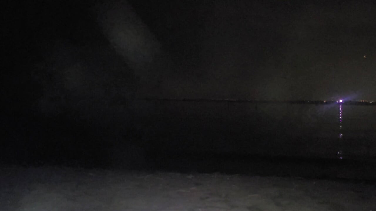 Terekspos di pantai telanjang dan kencing pada diriku sendiri