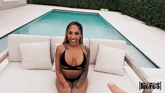 Mofos - Kona Jade liebt es, zu squirten