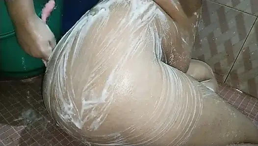 Gadis masturbasi keras kamar mandi dengan vibartor