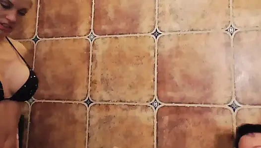 Penghinaan cuckold oleh bak mandi air panas