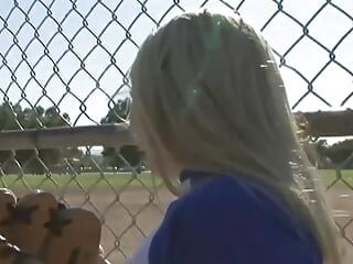 Due giocatori di baseball in forma hanno un rapporto a tre con una lesbica bionda arrapata