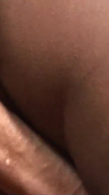 S izbušenom velikom guzom i pičkom crnkinja glasno stenje, a obline joj drhte | Isječak 3