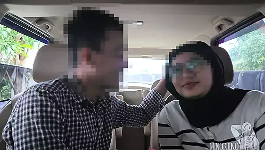 Mahasiswi Berhijab Nyepong Kontol Om Genit di Dalam Mobil - Minokiiko