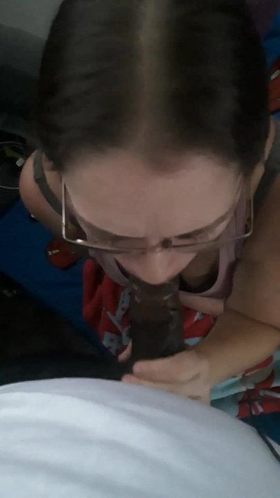 Slutty white girl deeothroats BBC