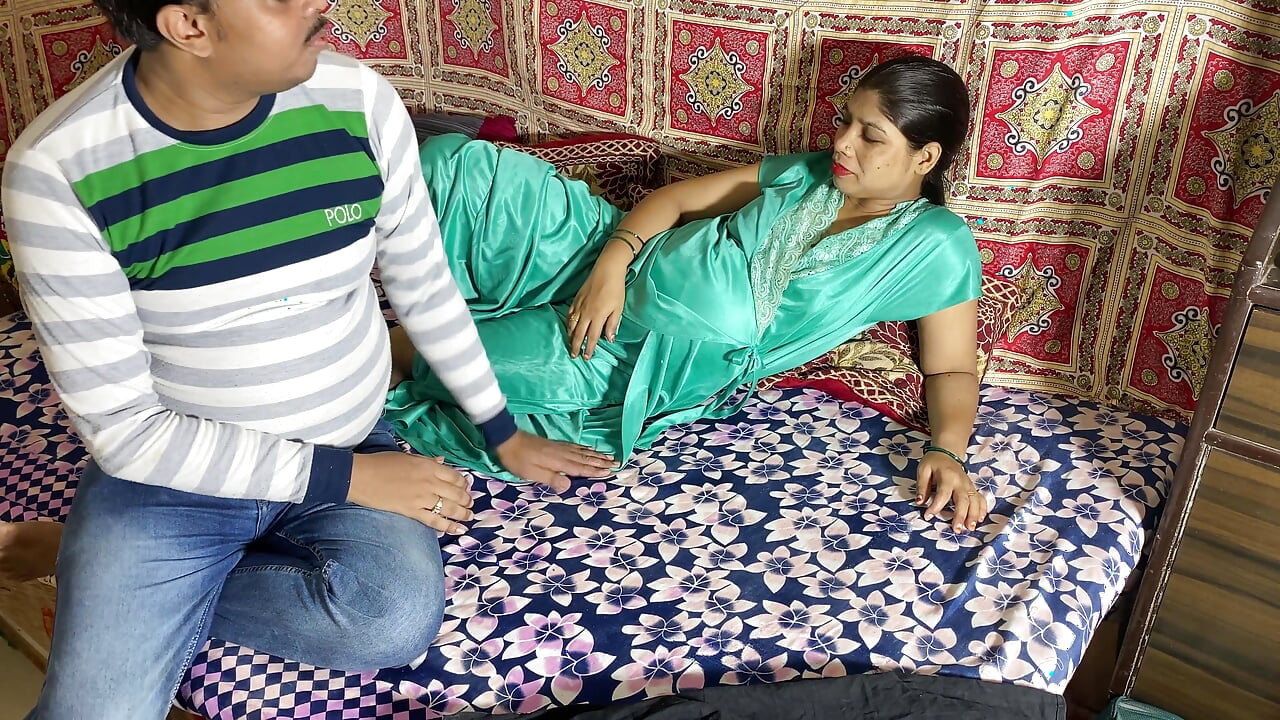 Hermosa india bhabhi en camisón poniéndose cachonda para sexo