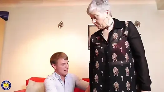 Azgın nine Savana genç adamlardan ıslak amcık alıyor