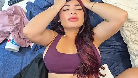 Aku meniduri kekasihku di depan gadisku yang terangsang, dia menjadi sangat marah sehingga kami akhirnya bertiga