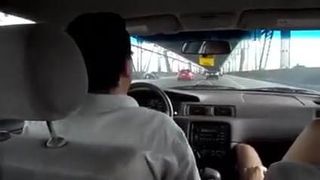 Sucer une bite dans un taxi