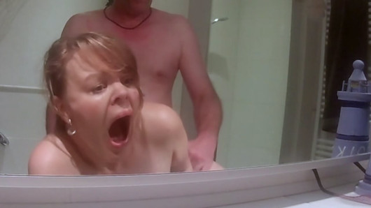 Sutho69, sexe dans la salle de bain 2