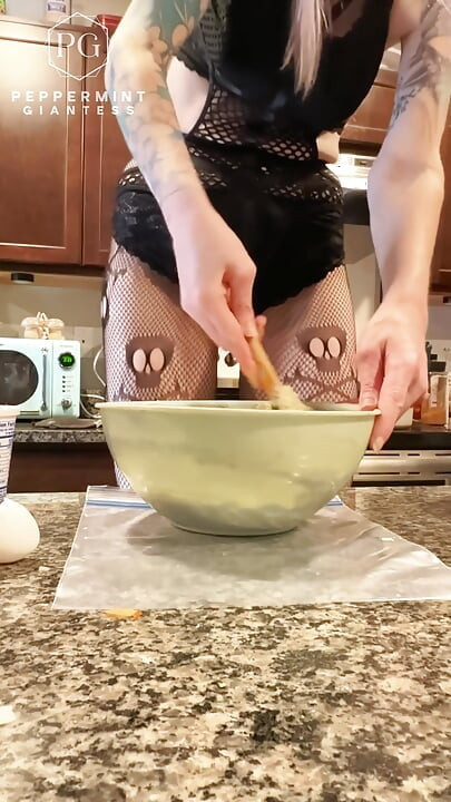 7'3 Peppermint Giantess làm cho vỏ nhồi với một người giúp việc rất nghịch ngợm bị trói vào gót chân của tôi