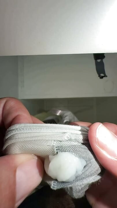 Ela deixou as cuecas molhadas para mim e pediu-me com jeitinho para as encher de porra