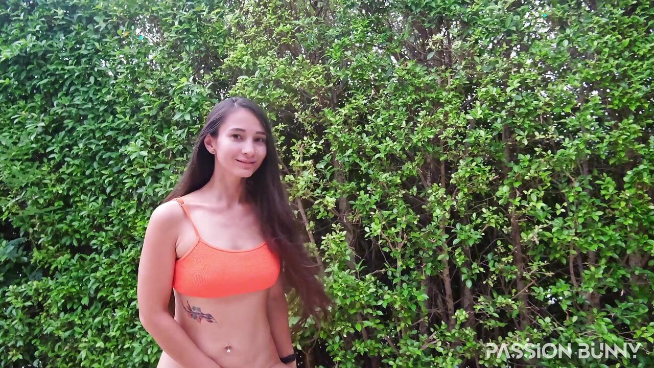 Riesiger Pissender Springbrunnen in Orange Sexy Mini-bikini