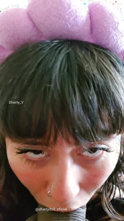 क्लोज-अप उसके लंड पर मेरी जीभ और गीले मुंह से खेलना