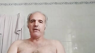 Puno pišanja u umivaoniku, dugo drkanje i prljavi jezik