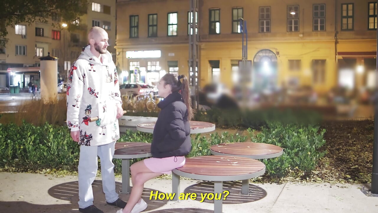 "PORRA DENTRO DE MIM!" - pequena italiana Eva Generosi pega em público para gozada interna na buceta