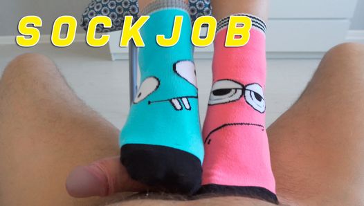 Une demi-sœur fait un sockjob avec son frère pour la première fois.