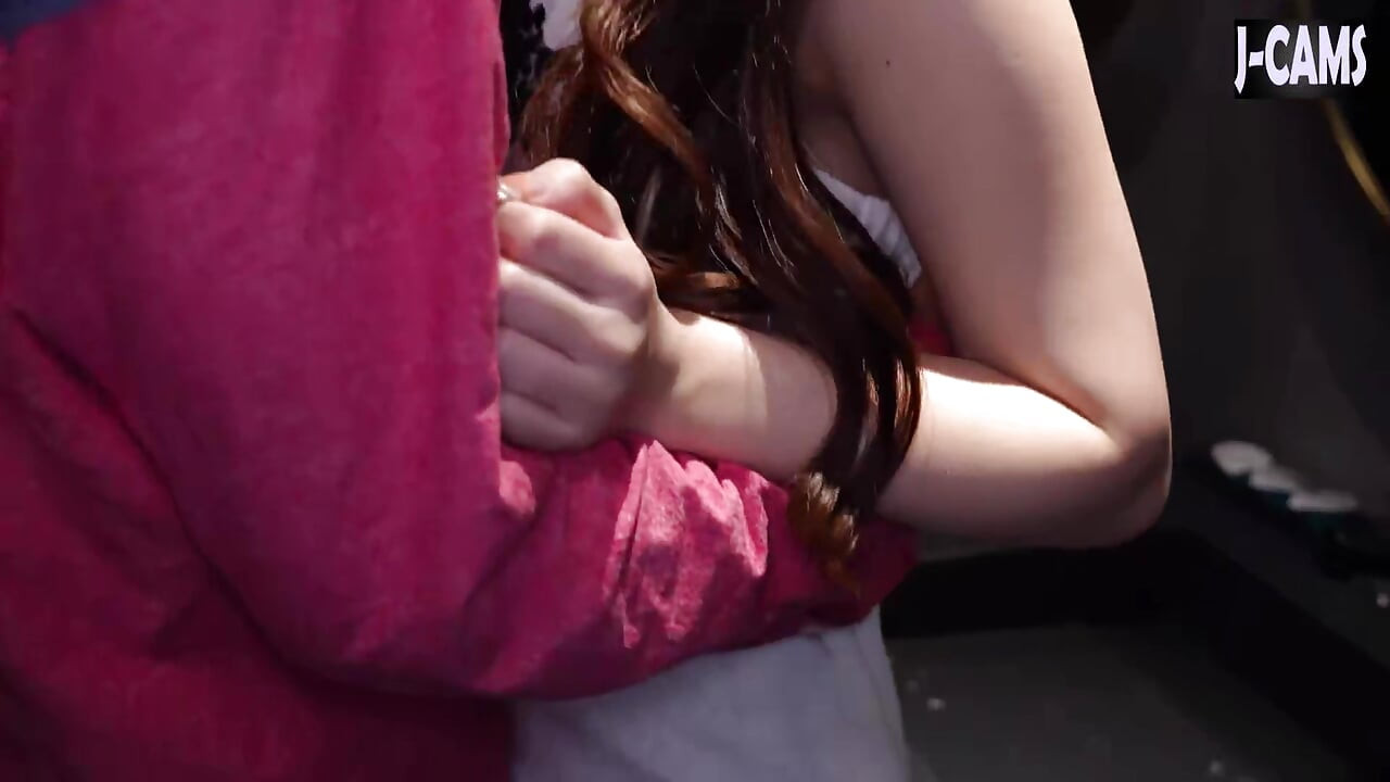 影を通して、尾崎エリカは制御不能な優雅さで立ち上がる - 1