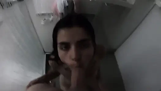 Sıska Kolombiyalı ile duşta seks