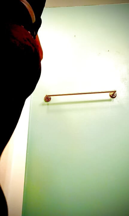 Svart sissy ball drenering 7