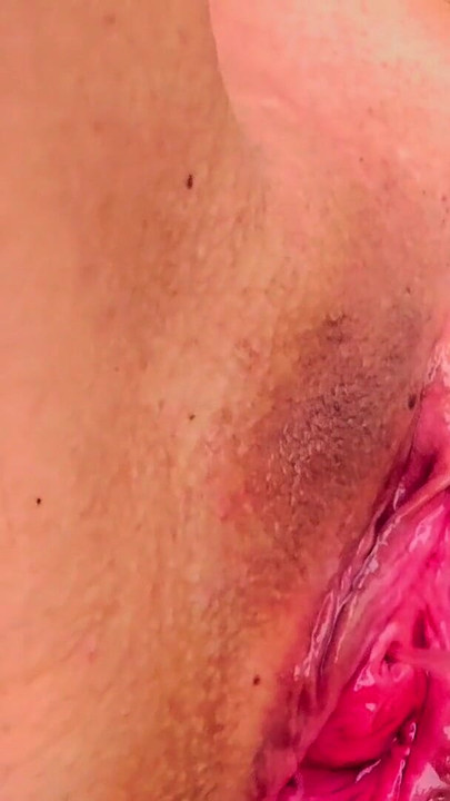 Lamiendo el coño meando de la esposa | Clip 1